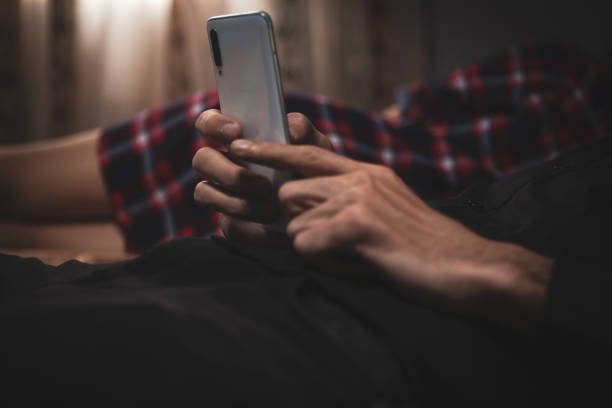 Infedeltà Coniugale Online: Come Riconoscere e Gestire il Tradimento Virtuale